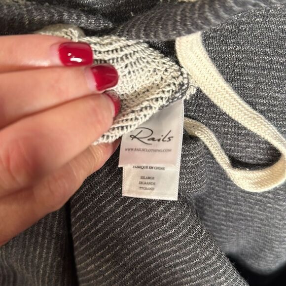 Rails Charcoal Gray Striped Men's
Smith Hooded Sweatshirt Size XXL NWOT - Picture 7 of 8